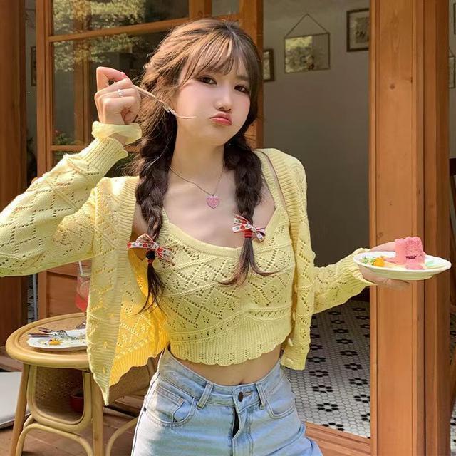 Set 2 món gồm áo khoác dệt tay dài ngắn khoét lỗ mỏng nhẹ nhàng và áo hai dây cho bạn nữ