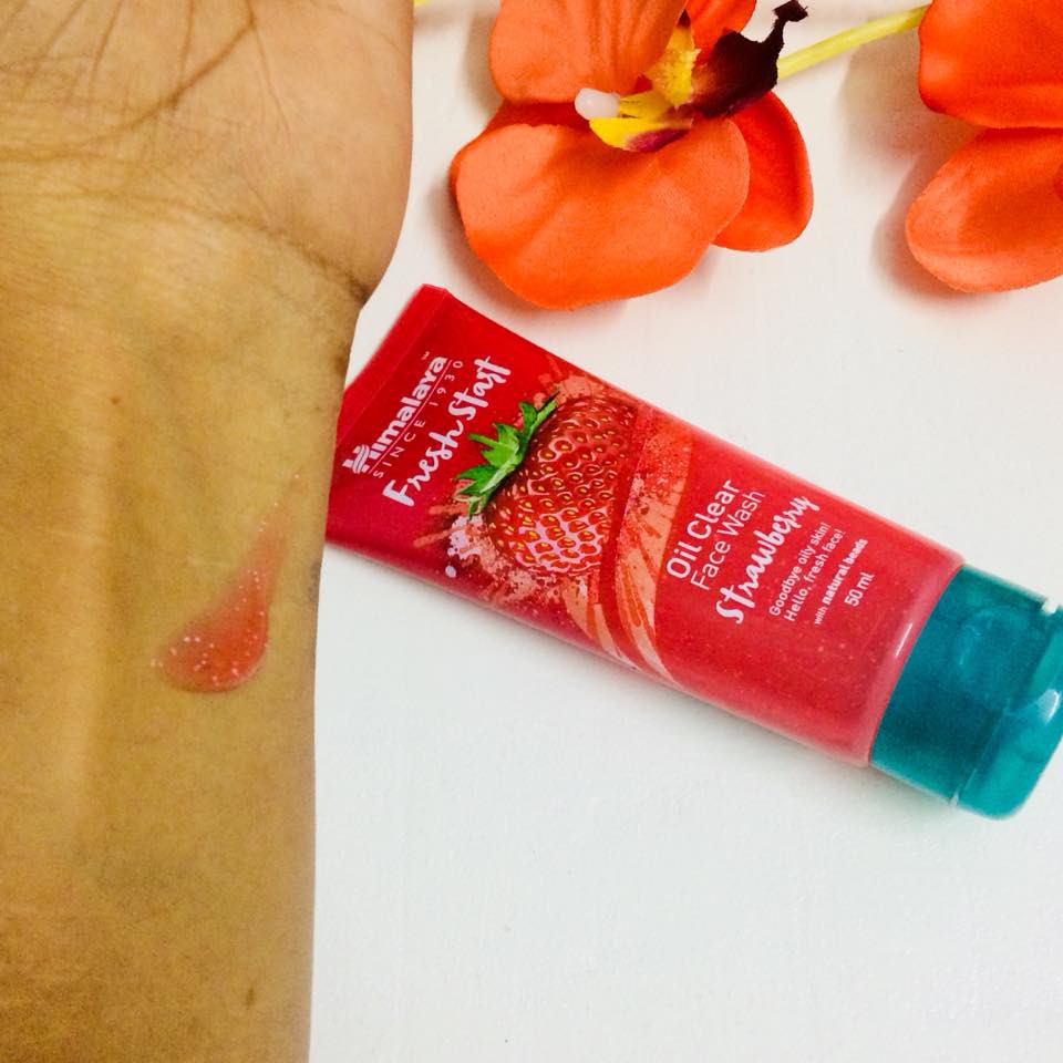 Sữa rửa mặt làm đều màu và mịn da Himalaya Fresh Start Oil Clear Strawberry Face Wash 100ml | BigBuy360 - bigbuy360.vn