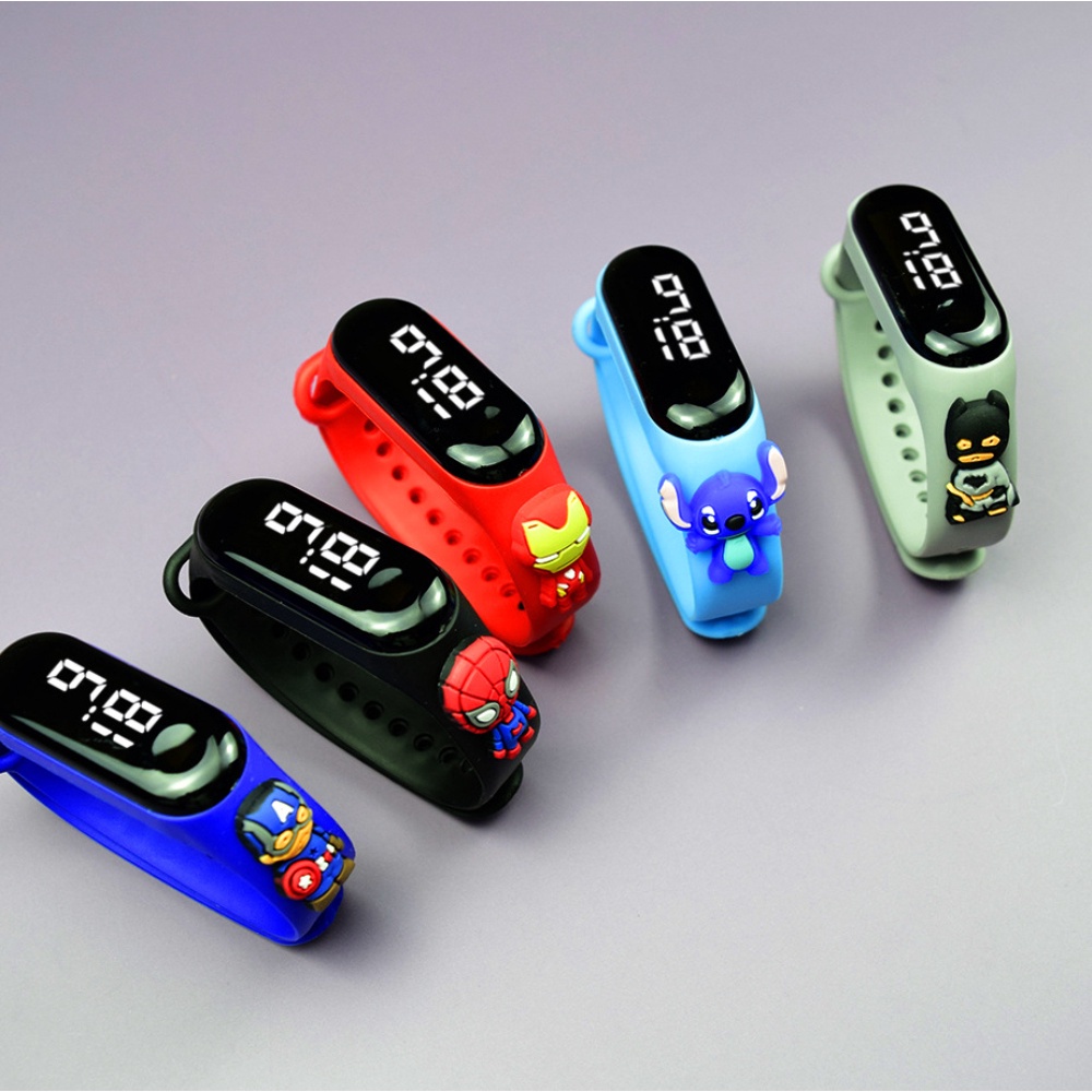 Đồng Hồ Đeo Tay Kỹ Thuật Số Chống Thấm Nước Có Cảm Biến / Đèn Led / Búp Bê Hoạt Hình Siêu Nhân Dành Cho Bé