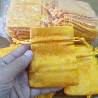 Combo 100 Túi gấm vải thượng hải đựng đồ phong thủy, trang sức màu vàng.