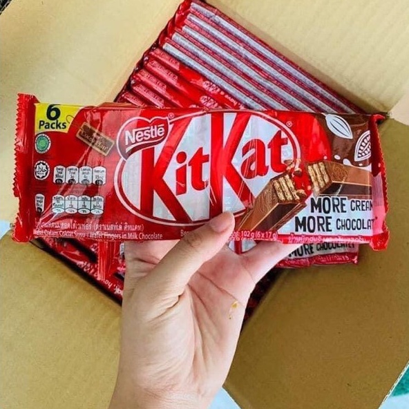 Thanh bánh xốp phủ socola KitKat làm quà tặng, ăn vặt đều mê.