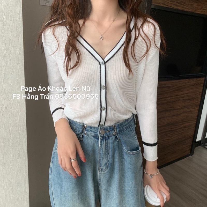Áo khoác cardigan mỏng viền cổ tim.