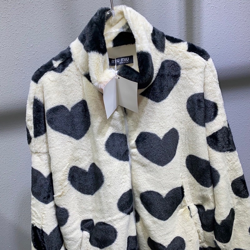 Áo khoác lông cho nữ hoạ tiết trái tim thương hiệu Miu Miu cao cấp