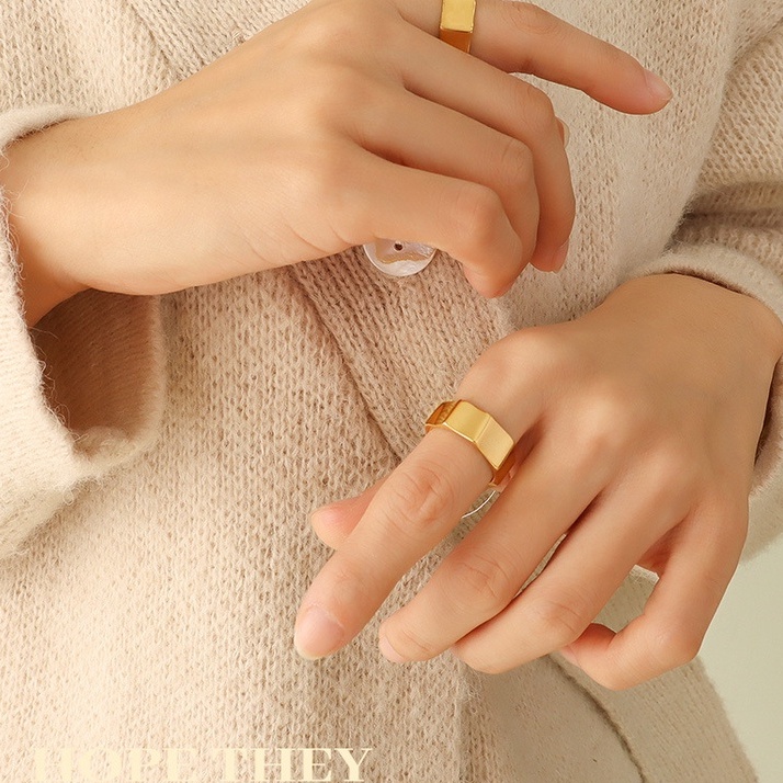 Nhẫn titan kiểu trơn vát 8 cạnh độc đáo không gỉ WR2207