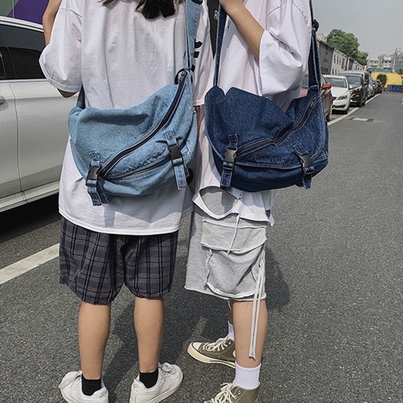 Túi jeans đeo vai đeo chéo màu đậm nắp nhựa cài phong cách ulzzang