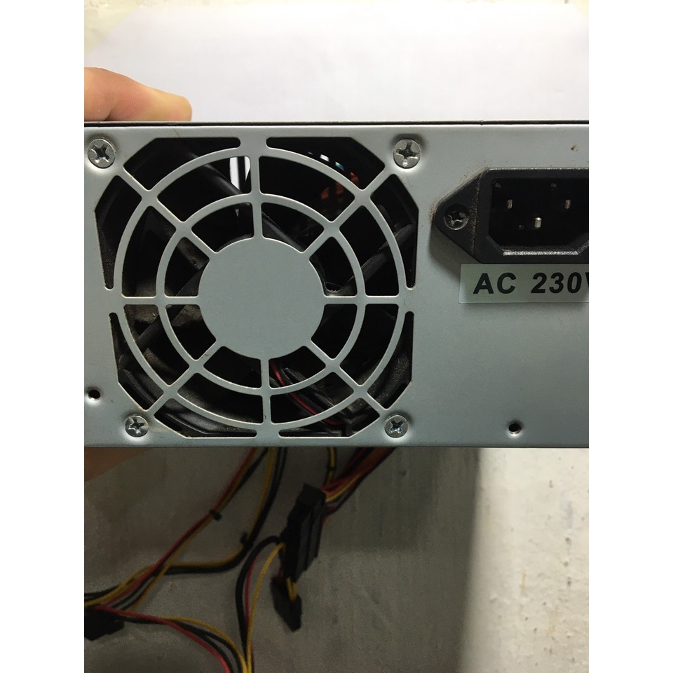 Nnguồn máy tính thường bóc cây fan 8cm và fan 12cm cũ còn dùng tốt.