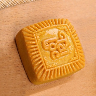 Bánh trung thu thương hiệu Helen nhân mochi, nhân đậu đỏ truyền thống