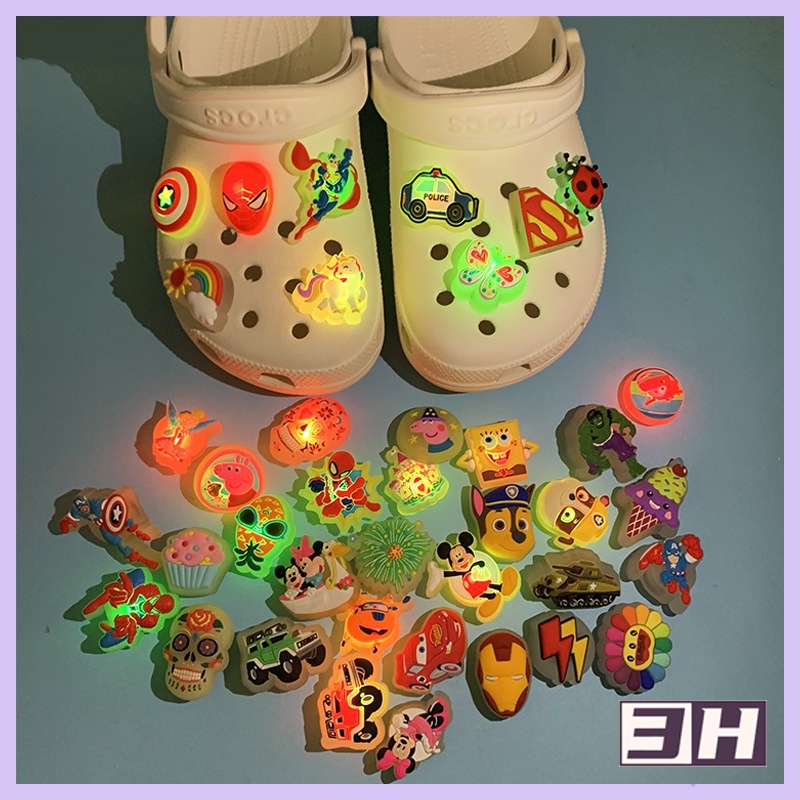 Phụ Kiện Trang Trí Giày Hình Mickey / Jibits / Người Sắt / Croc / Thomas Jibits Phát Sáng Trong Bóng Tối Dễ Thương