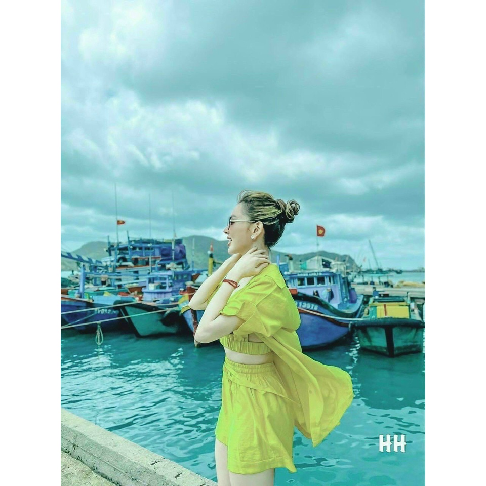 Sét bộ đồ nữ 3 món đi biển gồm 1 áo 2 dây bên trong ( có mút ) phối áo sơ mi ngoài mix quần cộc ống rộng vải mát