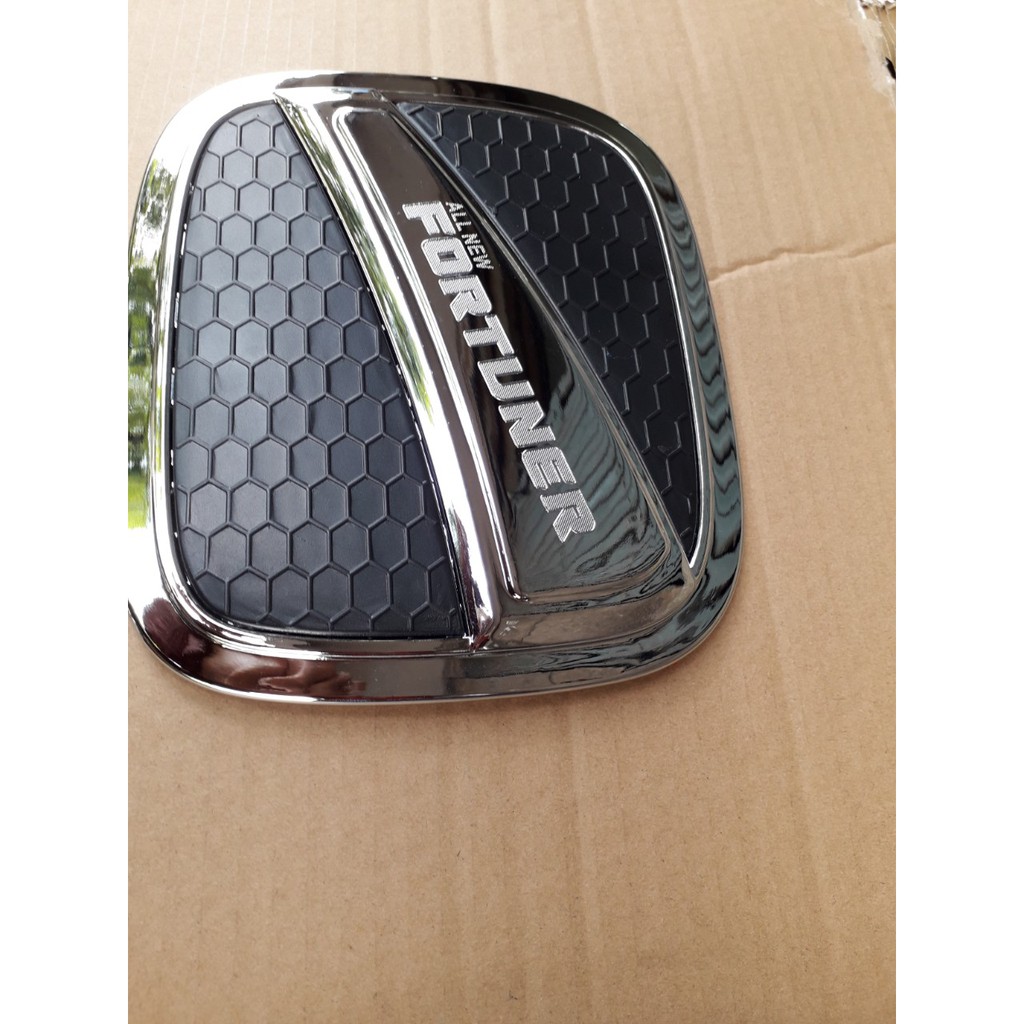 Ốp nắp bình xăng xe Toyota Fortuner 2016-2021 đen