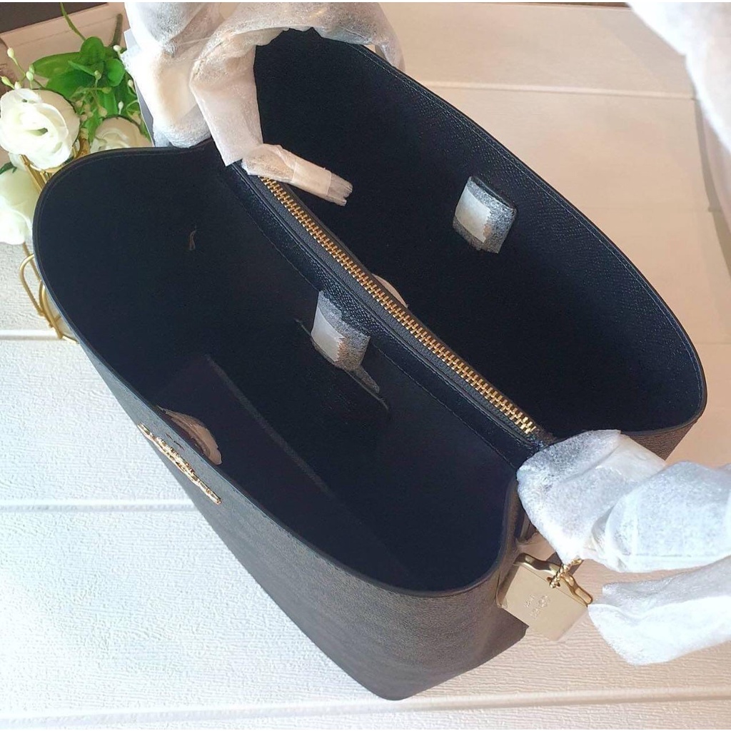 Túi xách đeo chéo nữ chính hãng Coach Bucket logo nâu viền đen Size 22cm