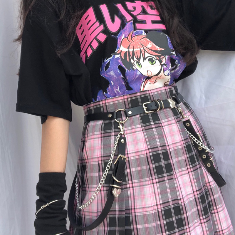 Dây xích màu đen làm phụ kiện cho chân váy ngắn