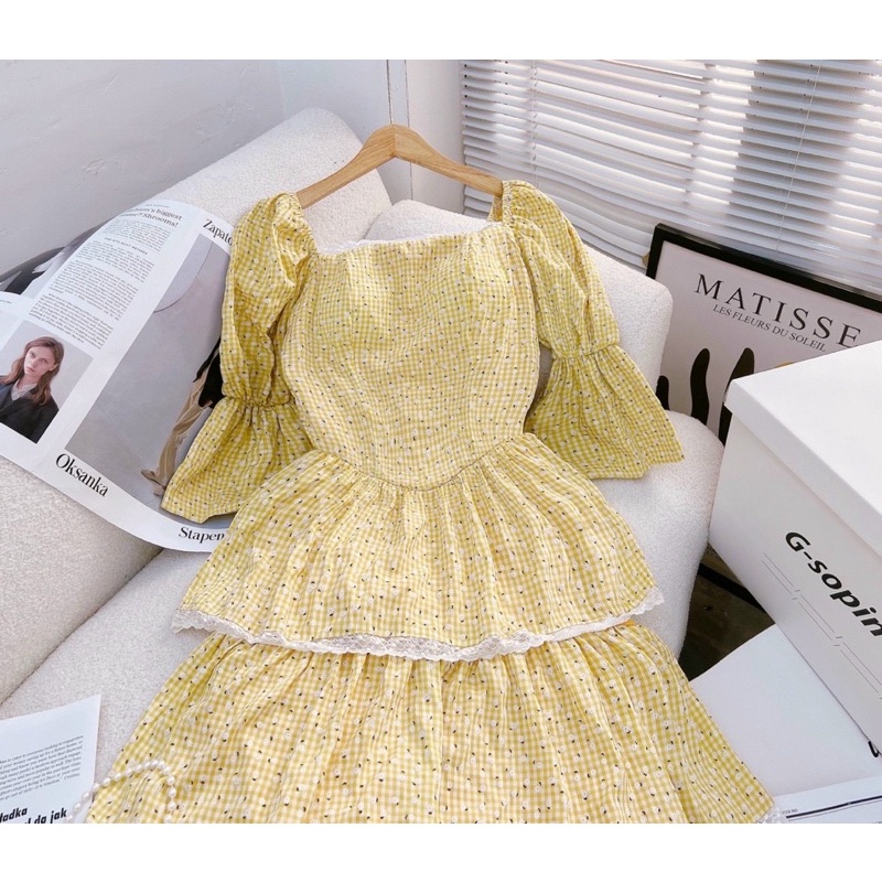Đầm kate maxi caro vàng cổ vuông tay lửng bèo tầng phối ren