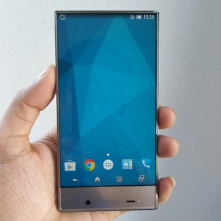 Điện thoại sharp siêu không viền 305sh , lte , tiếng việt 100% , liên quân ổn