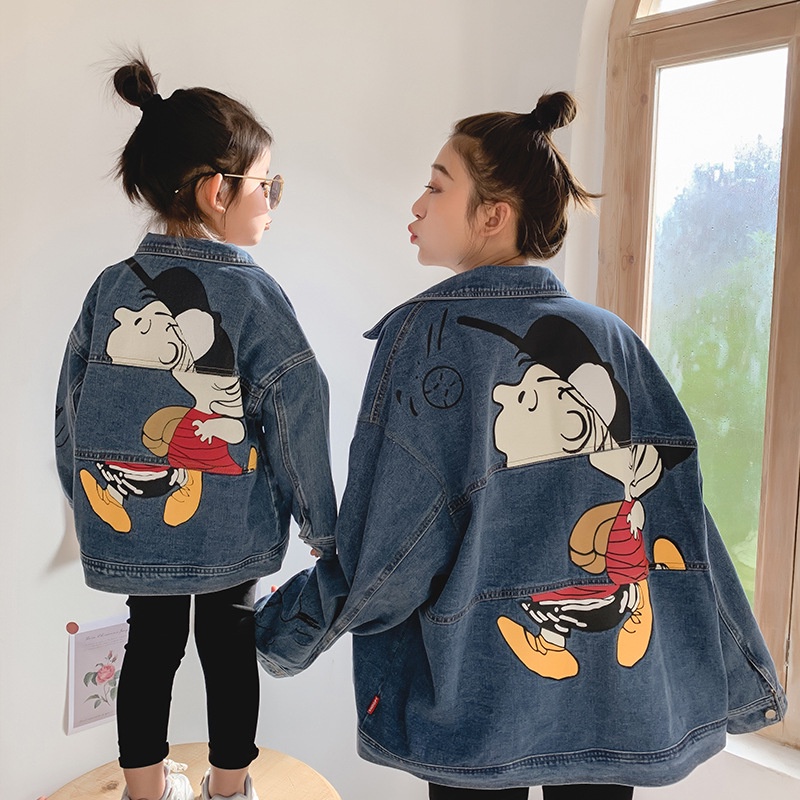 Đồ đôi mẹ con áo khoác denim dáng rộng in hình cartoon sau lưng - 296 (có ảnh thật)