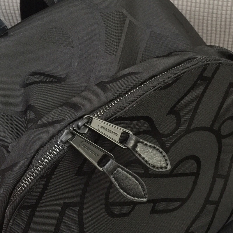 Balo nam hoạ tiết logo thương hiệu Burberry cao cấp màu đen trơn