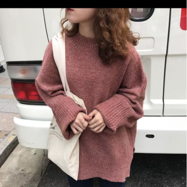 Áo len nữ có màu đỏ gạch như trên hình có size duy nhất xl form kiểu áo rộng hàn quốc rất đẹp luôn cộng thêm 1 quầnbaggy