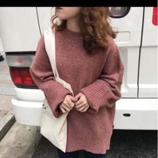 Áo len nữ có màu đỏ gạch như trên hình có size duy nhất xl form kiểu áo rộng hàn quốc rất đẹp luôn cộng thêm 1 quầnbaggy