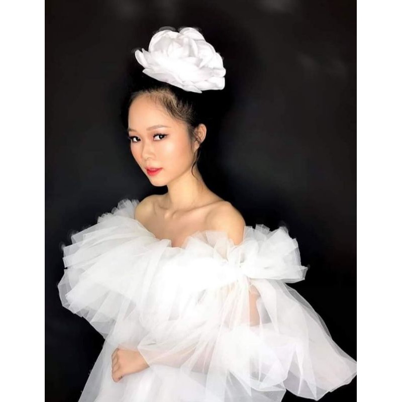 cài hoa hồng bản lớn chụp hình