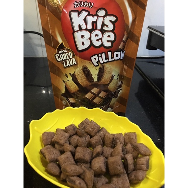 Bánh Snack Kris Bee Pillow Nhân Dâu và Socola Tan Chảy 110g