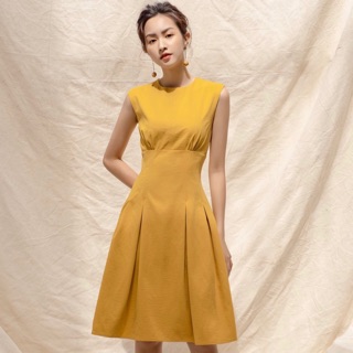 Đầm vàng form dài sát nách