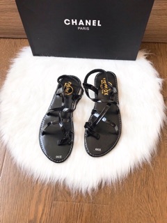 Sandal dây chéo