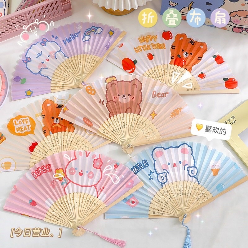 Quạt xếp cầm tay bằng gỗ in họa tiết siêu dễ thương