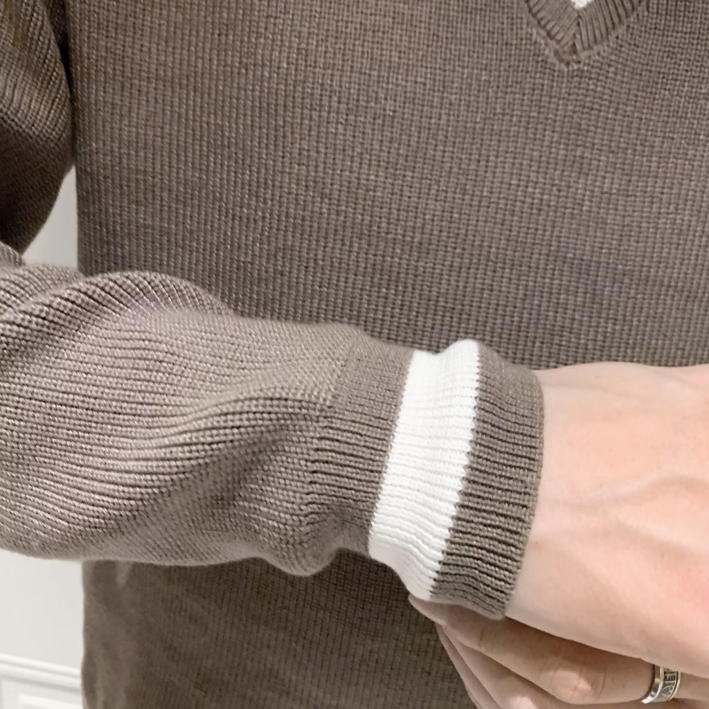 Áo len nam cổ V phong cách trẻ trung màu đen và nâu đẹp