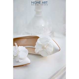 Giày cưới Nghé Art đính hoa lụa trắng 373