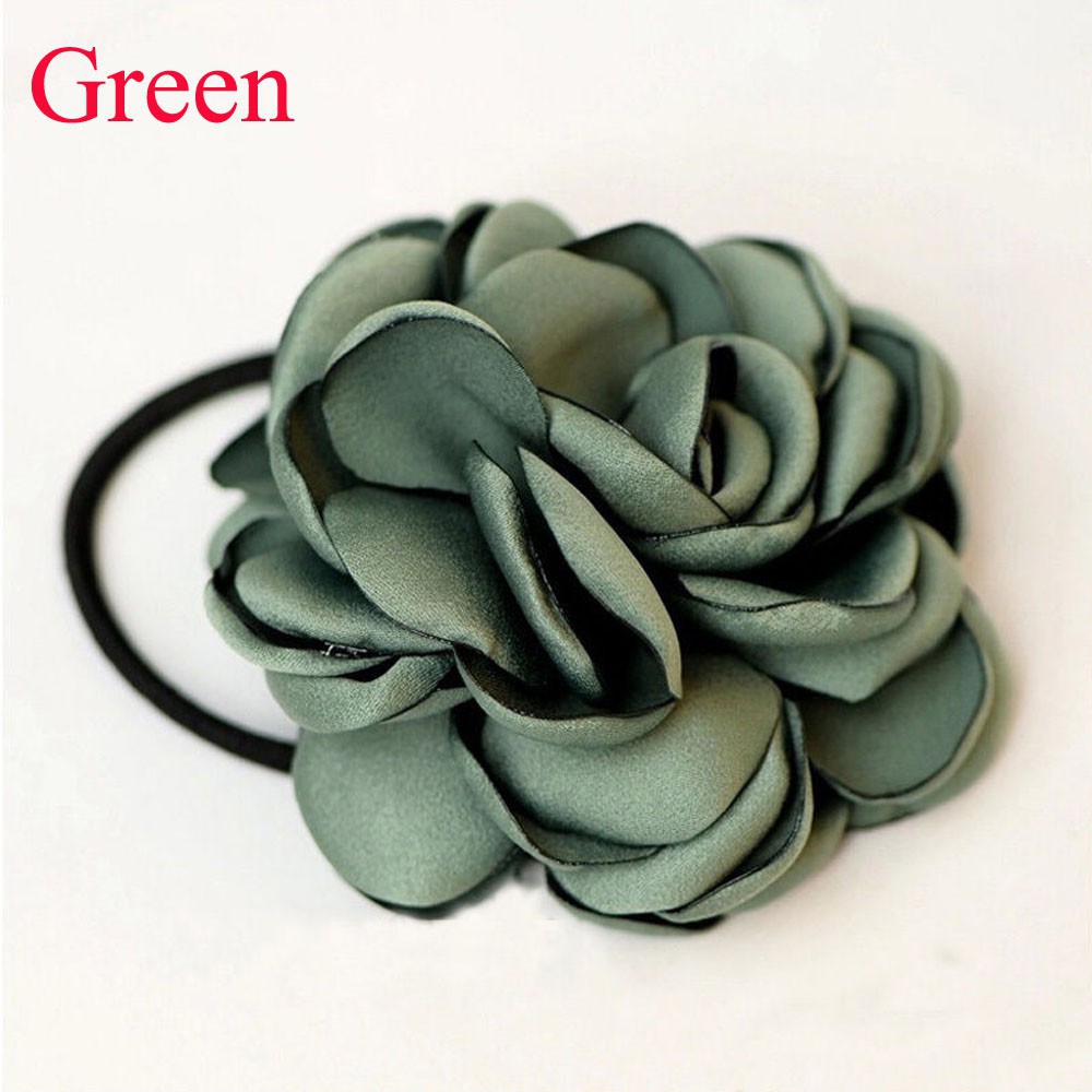 Cột tóc kiểu bông hoa đơn giản nữ tính