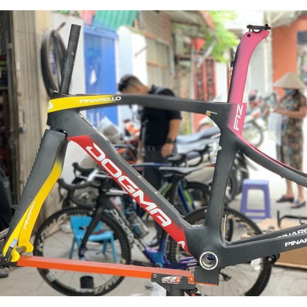 Khung sườn xe đạp đua carbon Pinarello F12 Đen đỏ vàng hồng