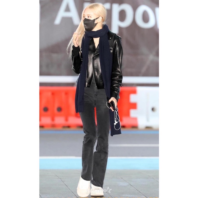 Set áo khoác da, quần jeans ống loe giống Rosé BLACKPINK