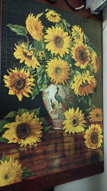 Tranh ghép hình Castorland 1000 miếng "Hoa hướng dương trong bình hoa con công"