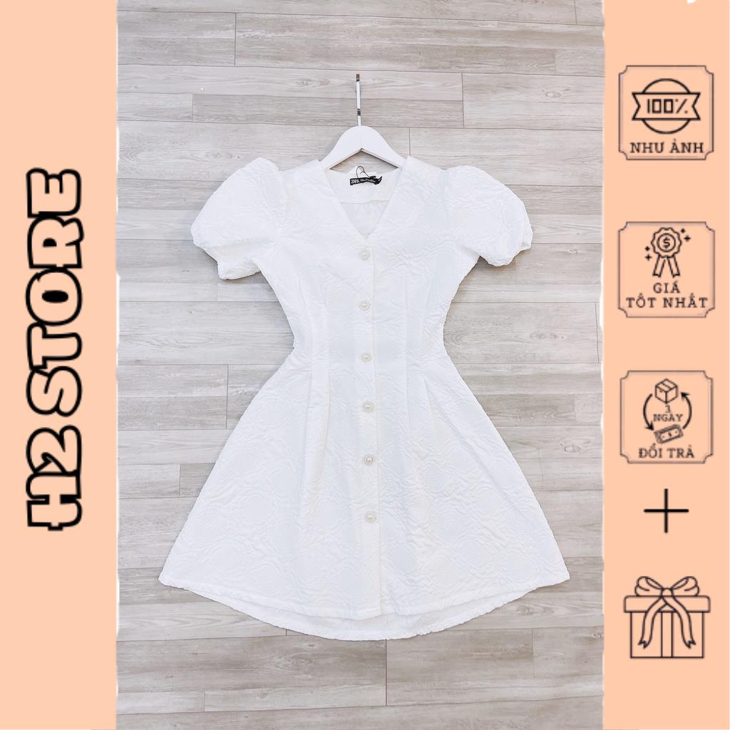 Váy trắng gấm cúc ngọc chun lưng sau cổ V tay bồng