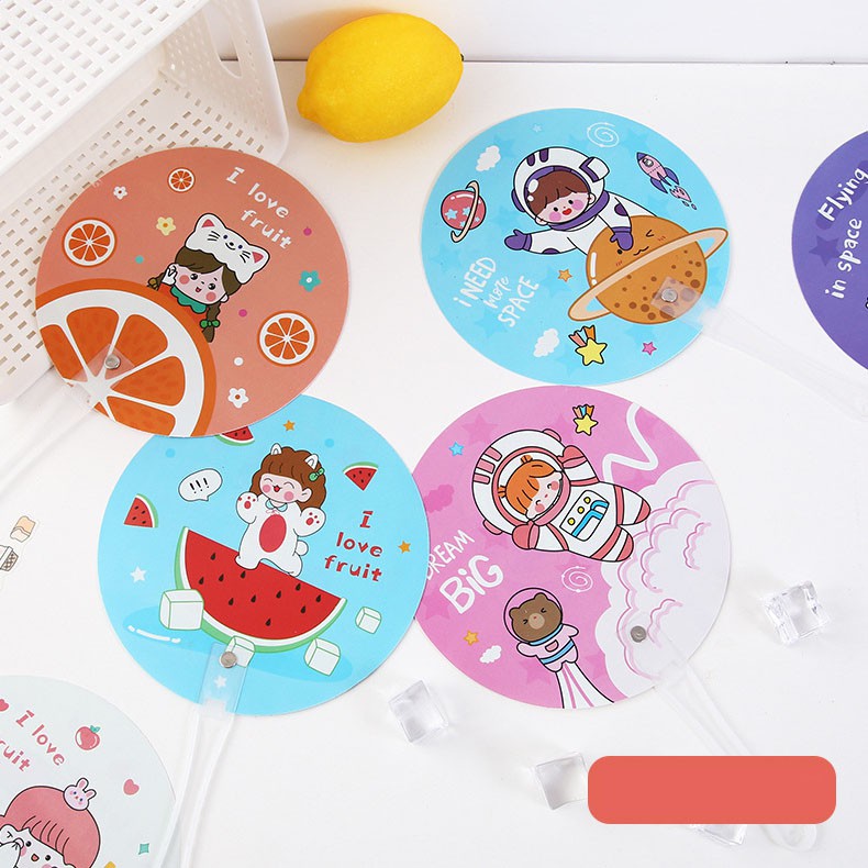 Quạt cầm tay mini làm bằng nhựa hình tròn nhiều hoạ tiết - Dino Case | BigBuy360 - bigbuy360.vn