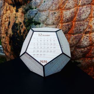 Lịch 2021 đa giác để bàn màu vân gỗ