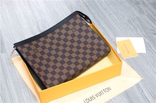 Cluth cầm tay LV hàng đẹp fullbox