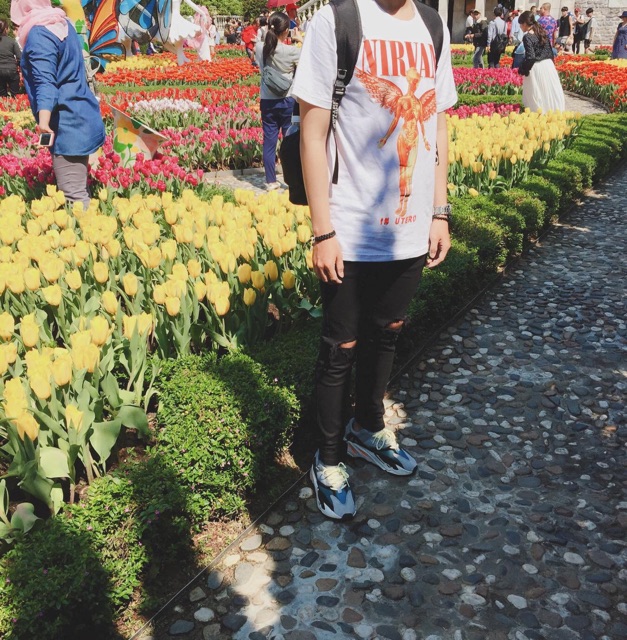 Áo Nirvana In Utero trắng còn size XL