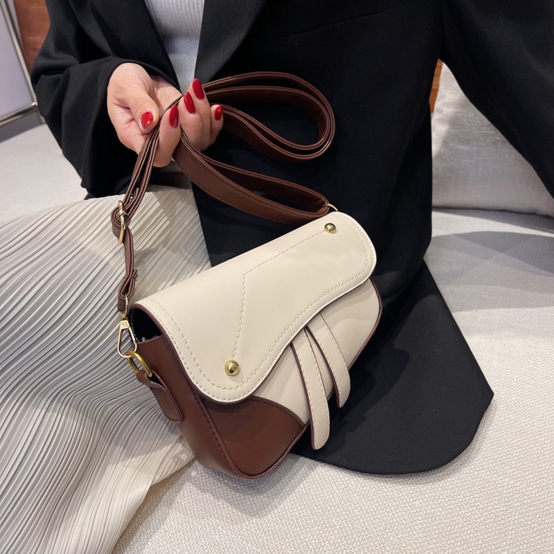 Túi Đeo Vai Hình Yên Ngựa Phối Dây Xích Thời Trang Cao Cấp Cho Nữ