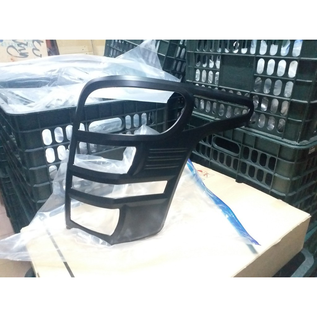 ốp đèn pha hậu triton