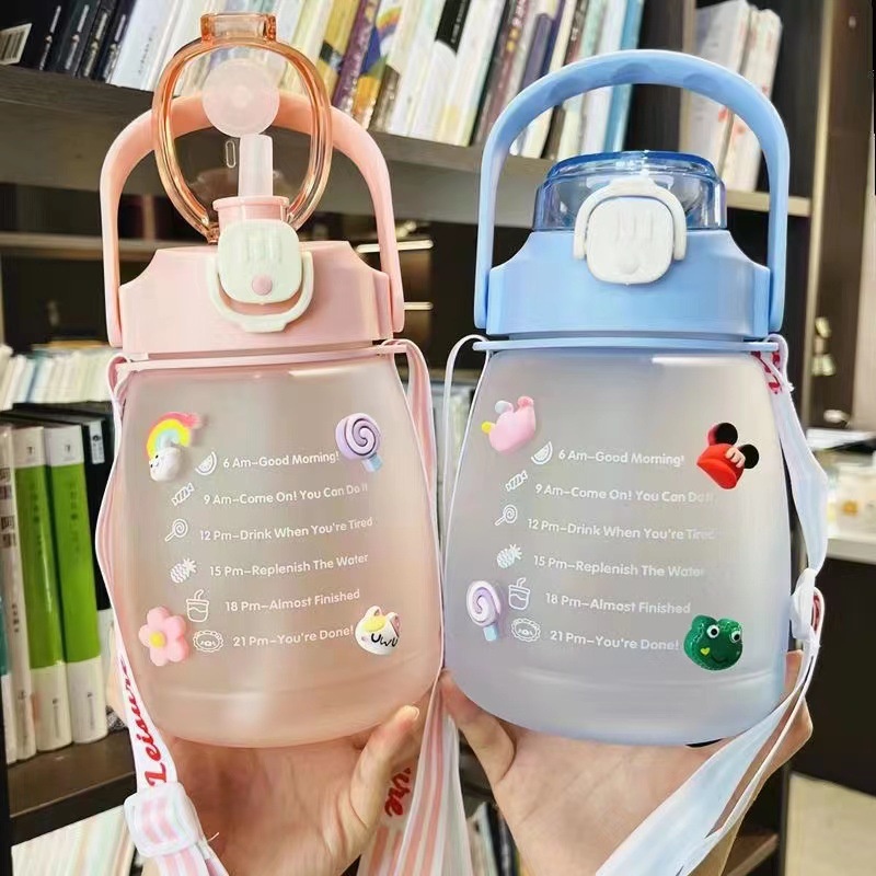 Bình Nước 1.3 Lít Chia Vạch Báo Giờ Dễ Thương, Bình Nước Thể Thao Có Ống Hút và Sticker Tặng Kèm Cute