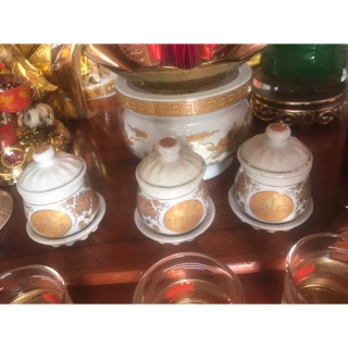 Ly có nắp thờ cúng