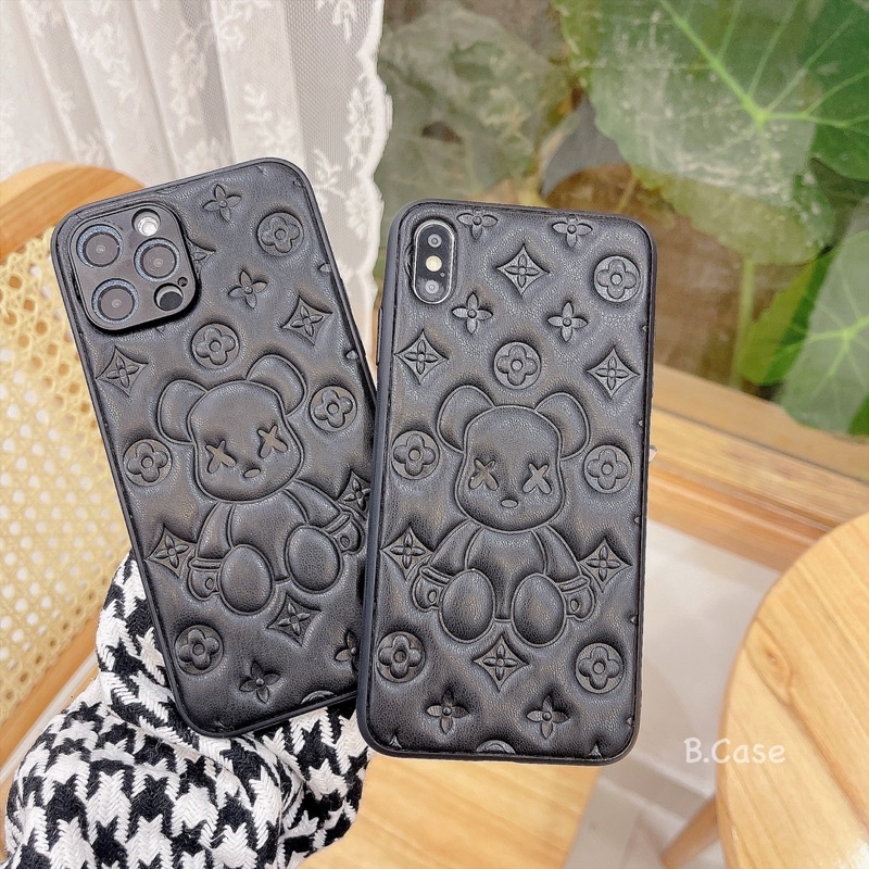 Ốp lưng CHẤT DA MỀM KAWS ĐEN DẬP NỔI 3D CHỐNG BẨN CẠNH VUÔNG BẢO VỆ CAMERA