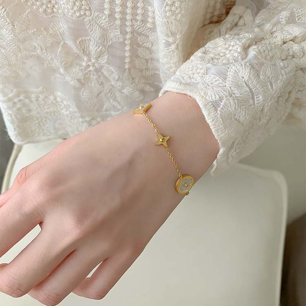 Vòng đeo tay họa tiết cỏ bốn lá dễ thương bắt mắt dành cho nữ