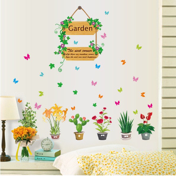 Decal trang trí nhiều chậu hoa xinh và bảng treo Garden