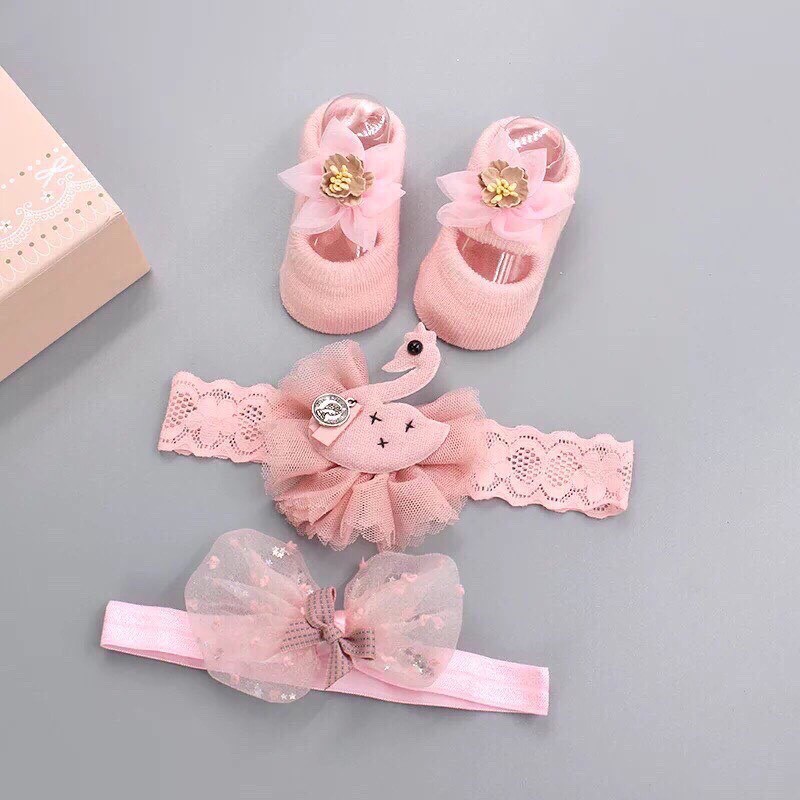 Hộp Băng đô kèm giầy hài công chúa xinh xắn quà tặng phụ kiện cực iu cho bé từ 0-3 tháng (Giao ngẫu nhiên)