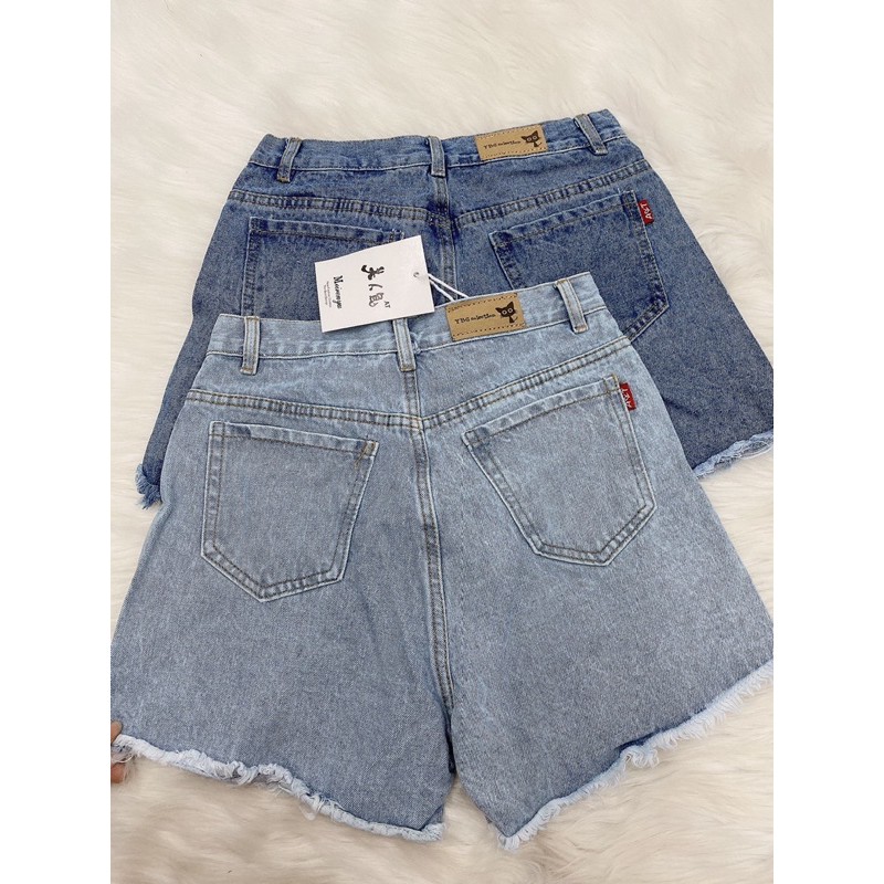 Quần short jeans in chữ