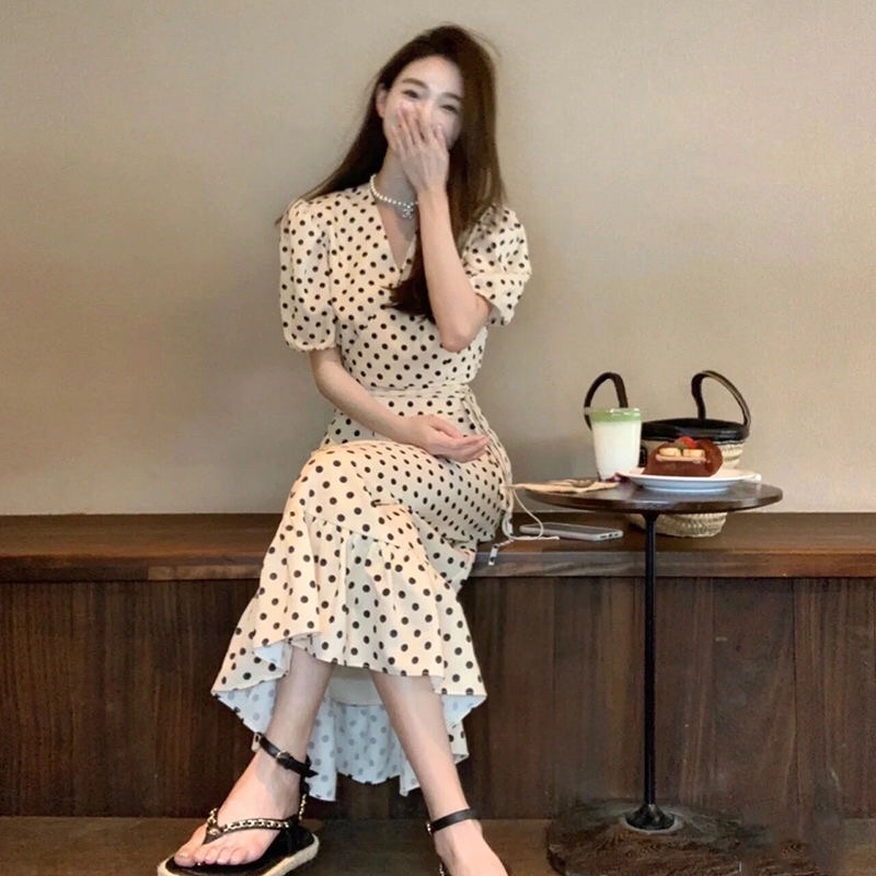 Set váy chấm bi khoe vòng eo đẹp