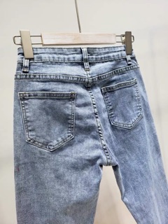 Quần jeans dài đinh tán tròn