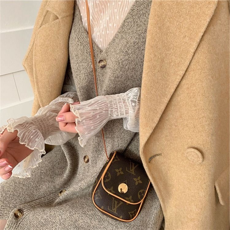 Áo Lưới Chấm Bi Khoét Lỗ Phong Cách Hàn Quốc Dễ Phối Đồ Cho Nữ